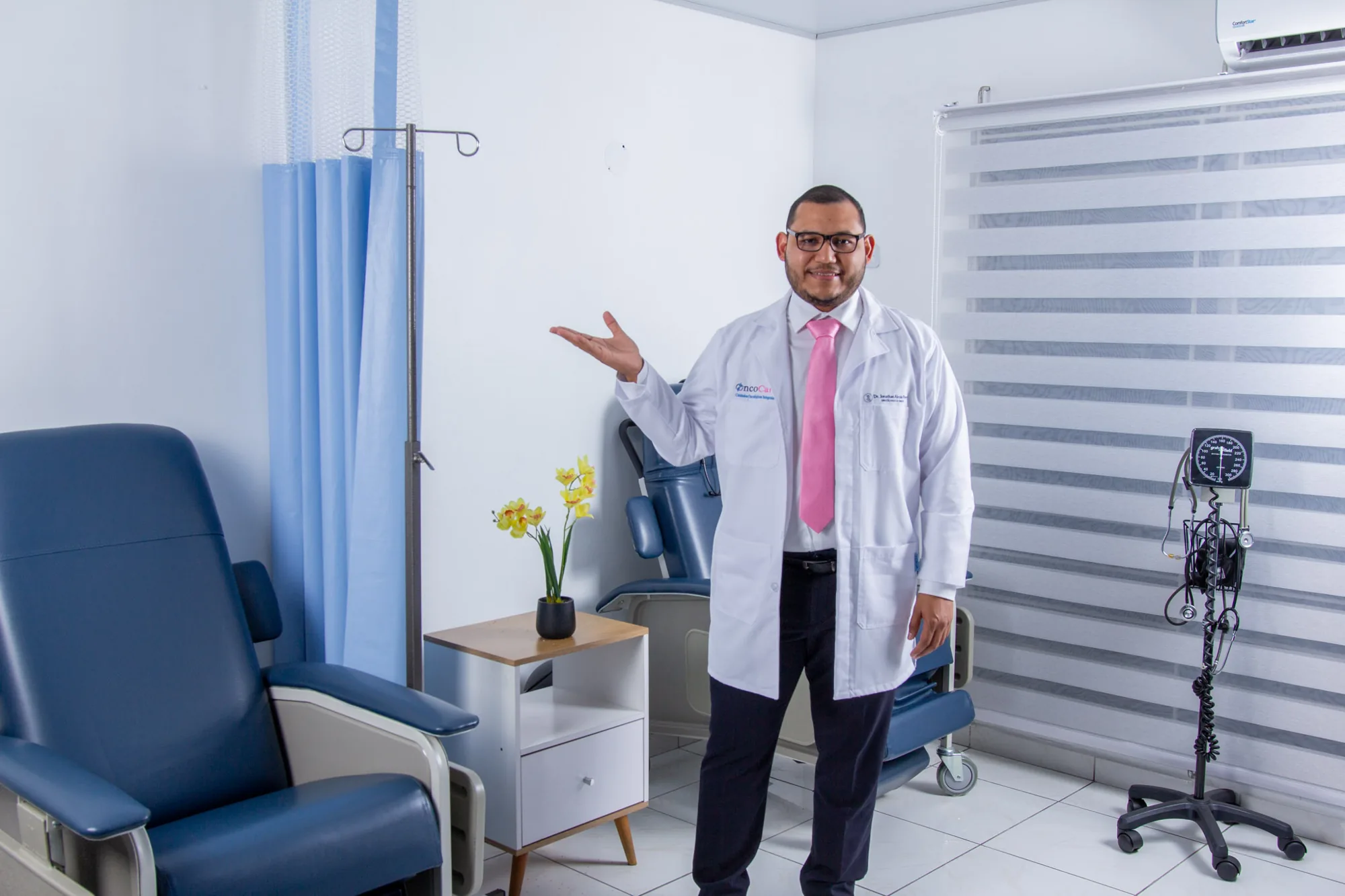 Dr. Alexis Pérez explicando el tratamiento en la sala de quimioterapia