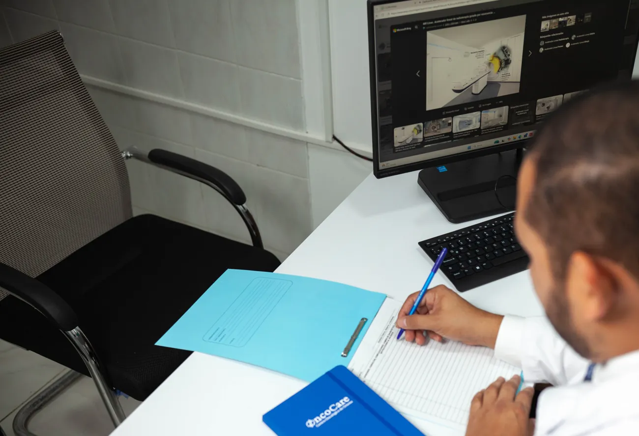 Médico de OncoCare revisando el expediente de un paciente