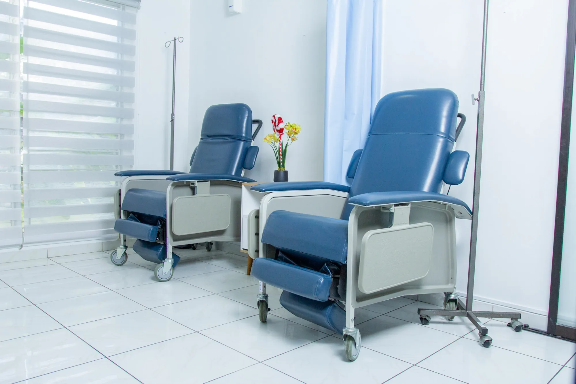 Sala de quimioterapia de OncoCare con sillones reclinables